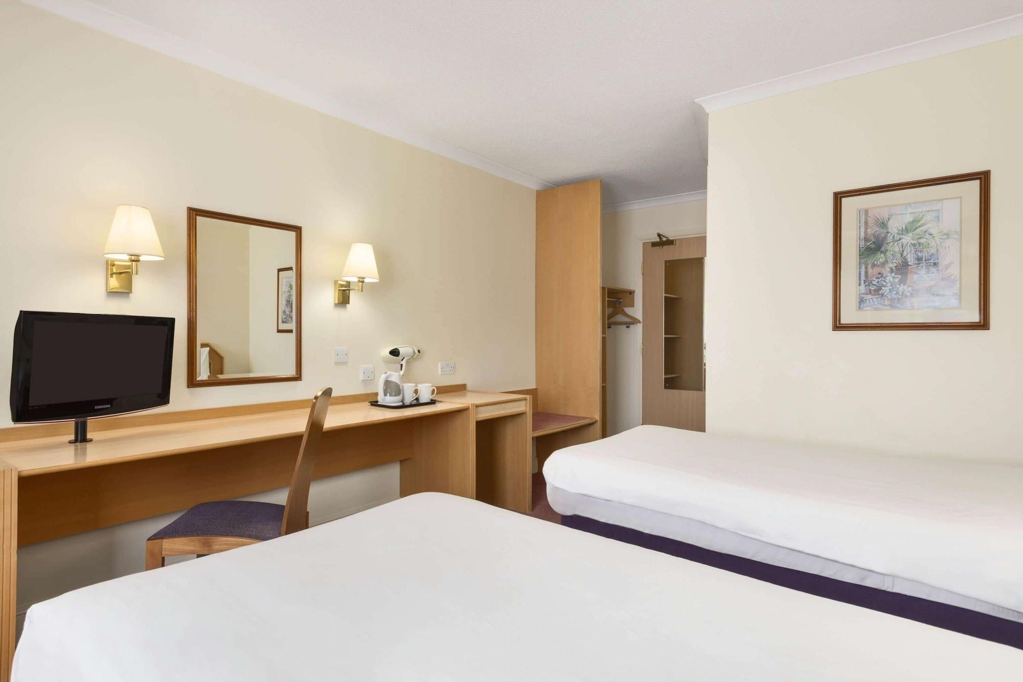 Super 8 By Wyndham Chester East Extérieur photo