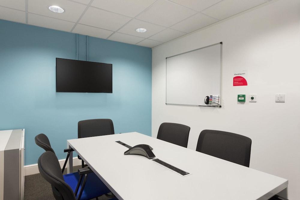 Super 8 By Wyndham Chester East Extérieur photo