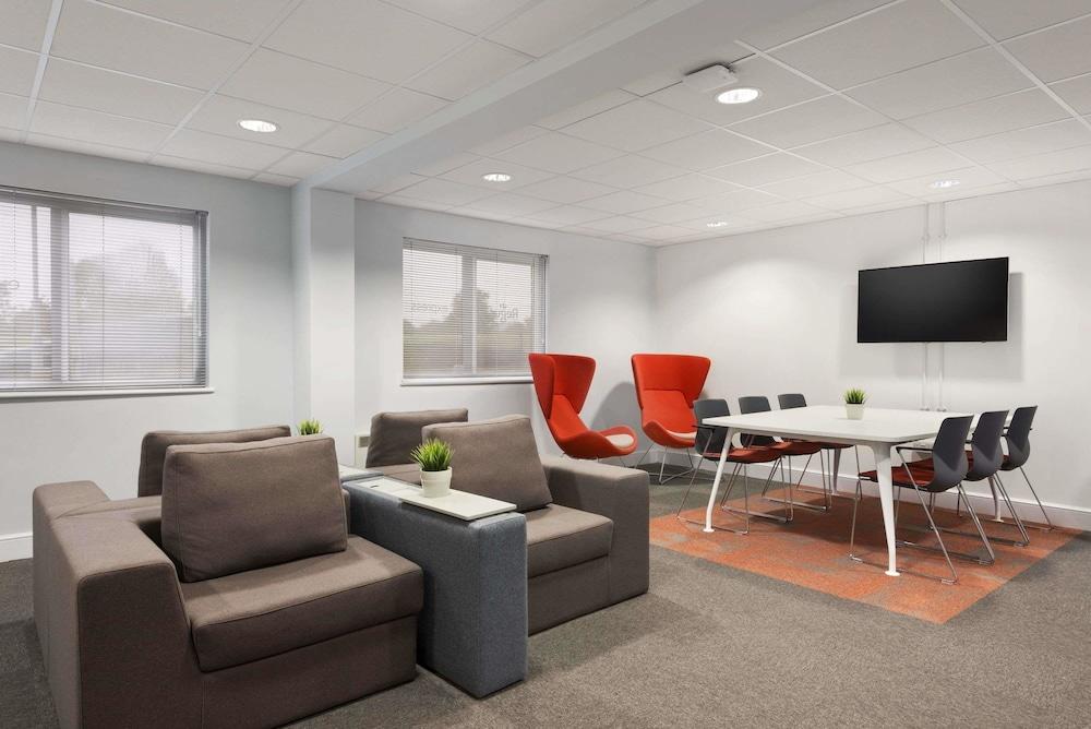 Super 8 By Wyndham Chester East Extérieur photo