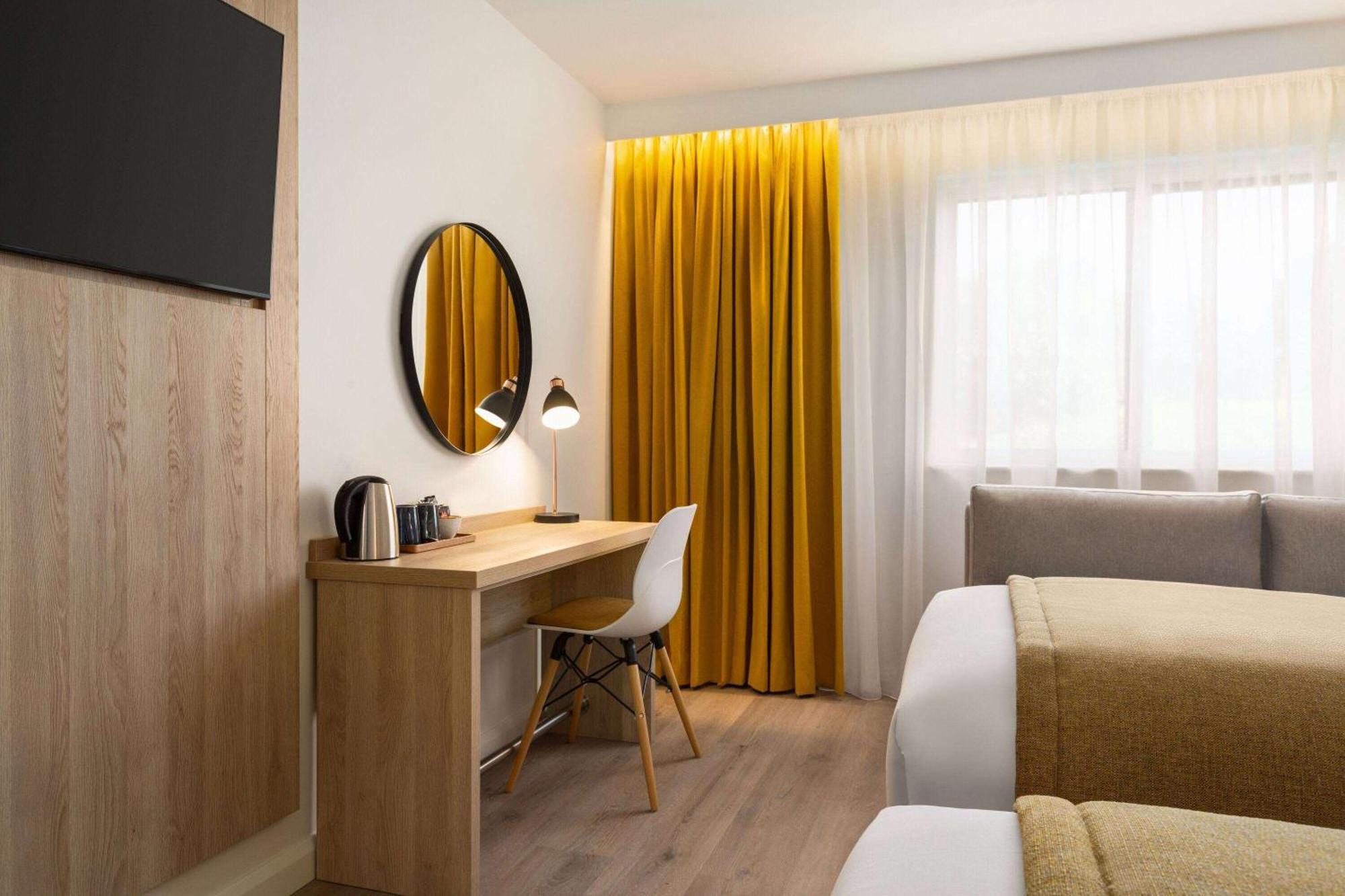 Super 8 By Wyndham Chester East Extérieur photo