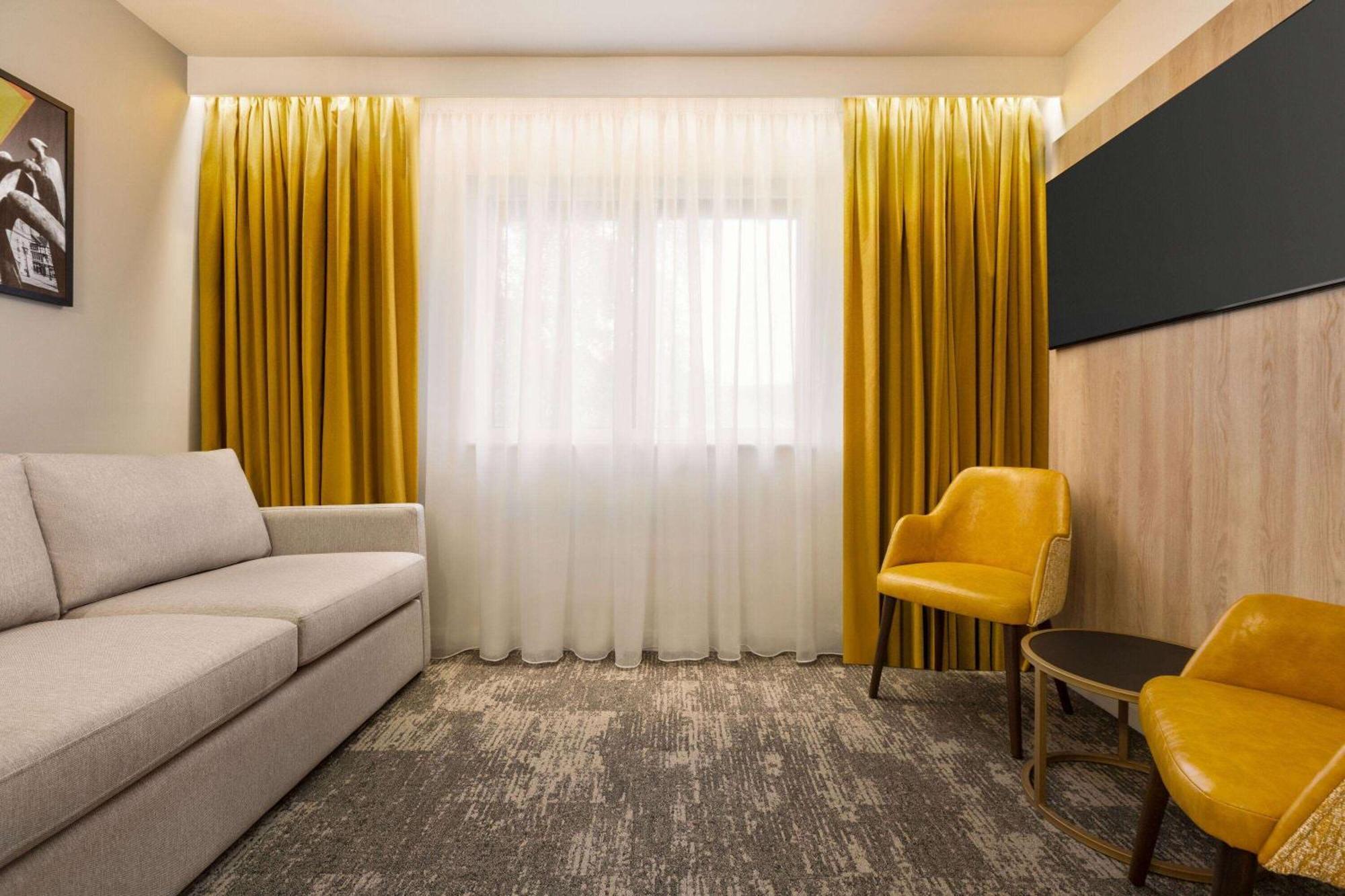 Super 8 By Wyndham Chester East Extérieur photo
