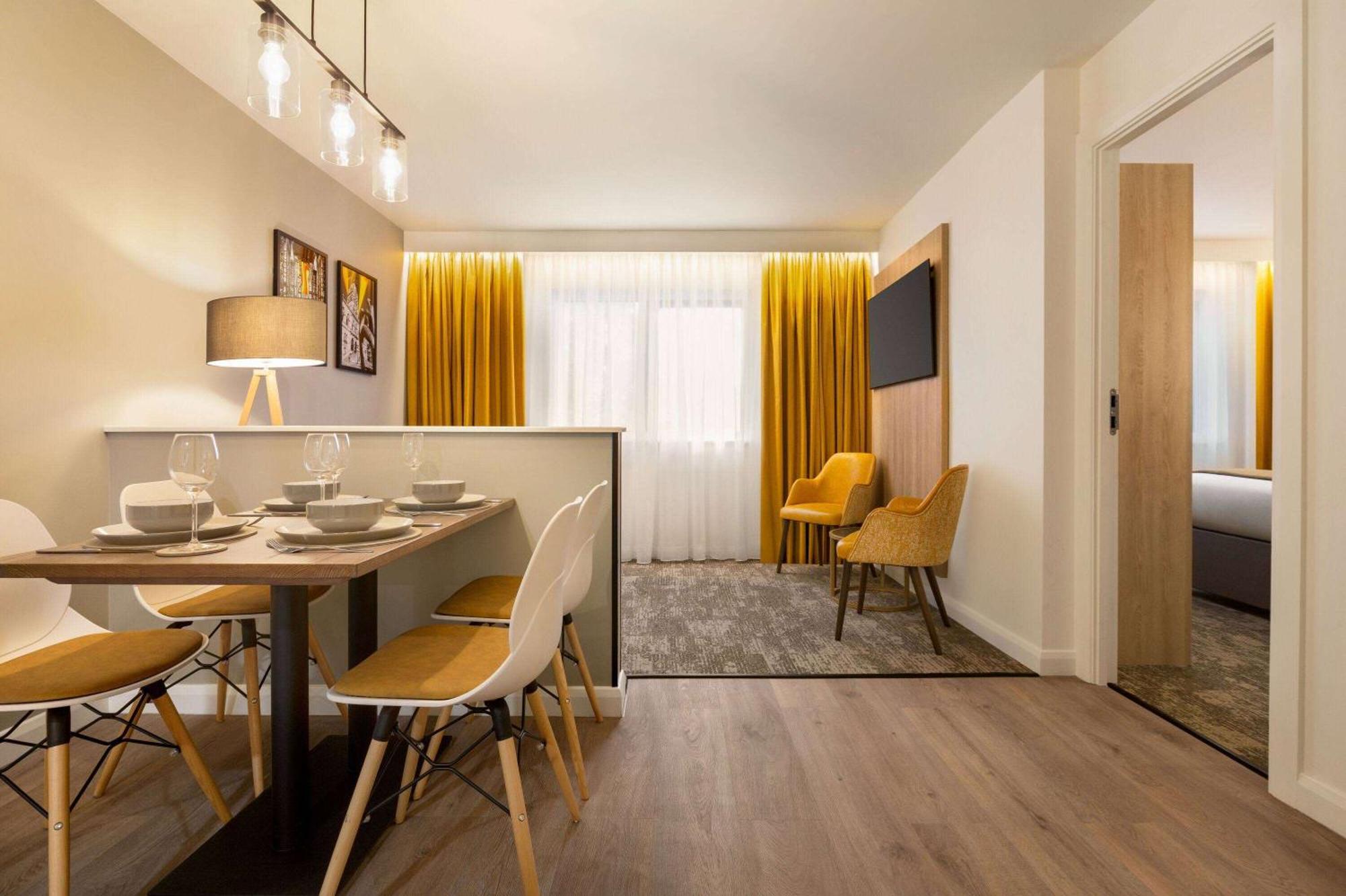 Super 8 By Wyndham Chester East Extérieur photo