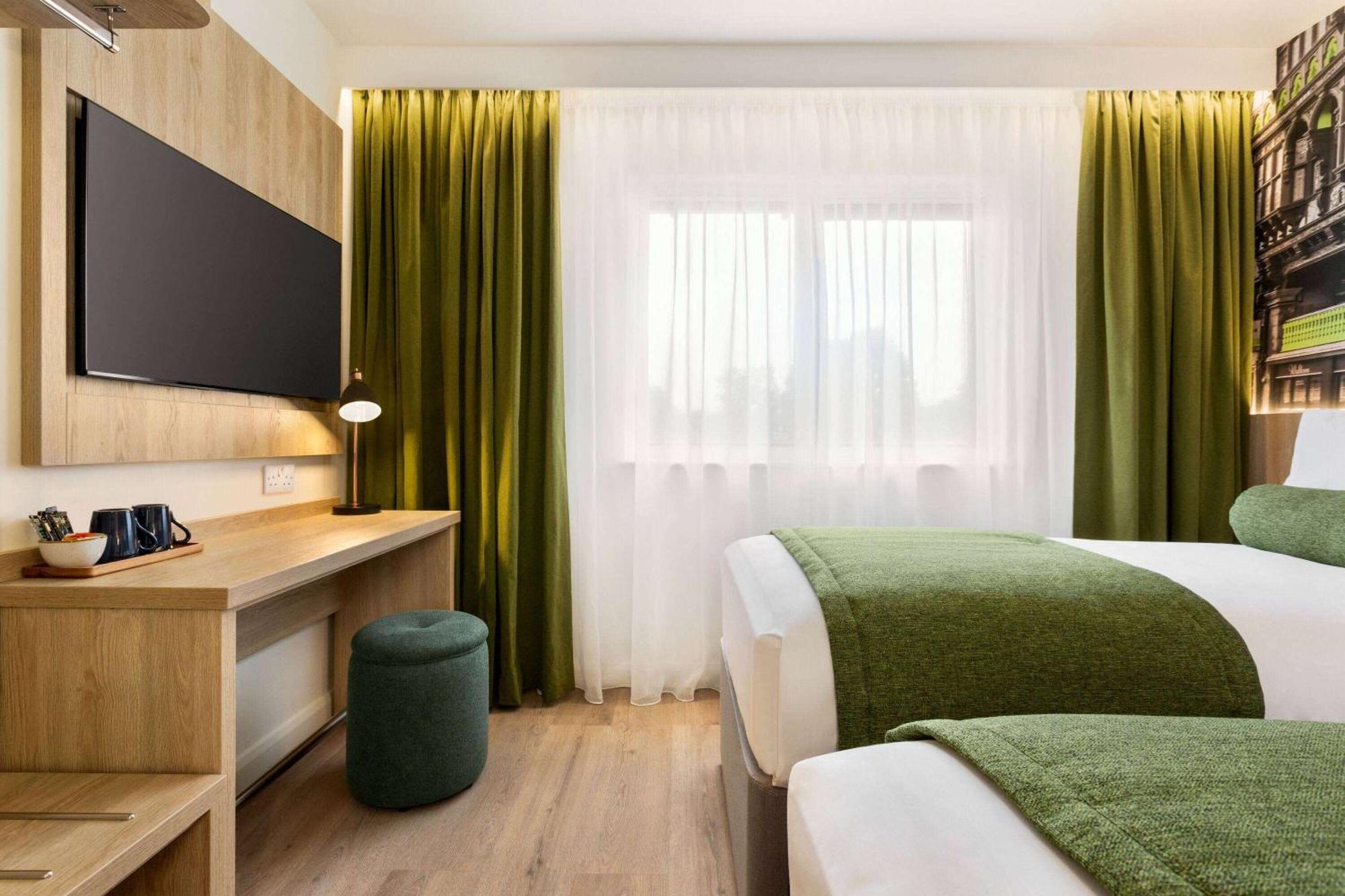 Super 8 By Wyndham Chester East Extérieur photo