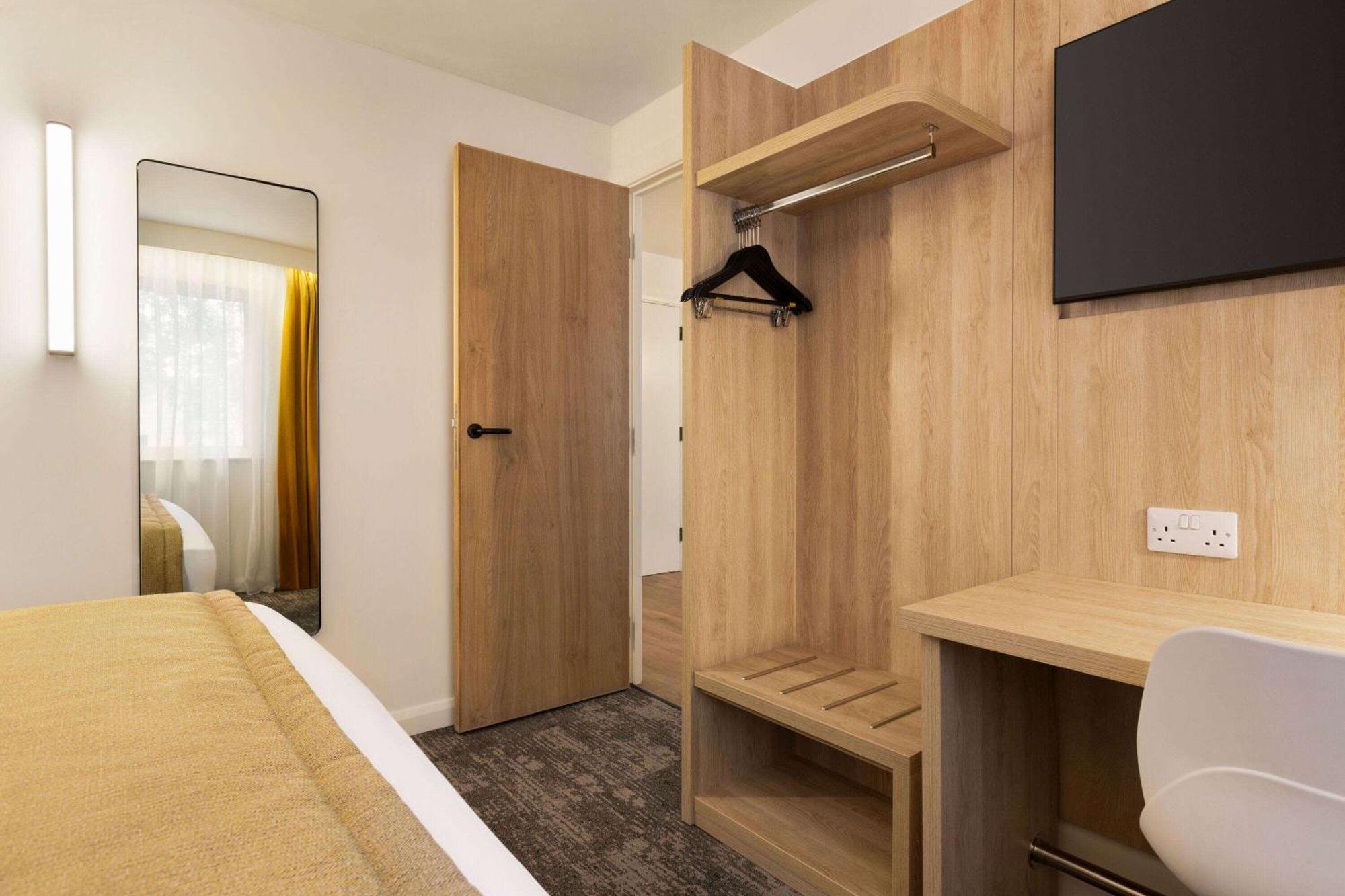 Super 8 By Wyndham Chester East Extérieur photo