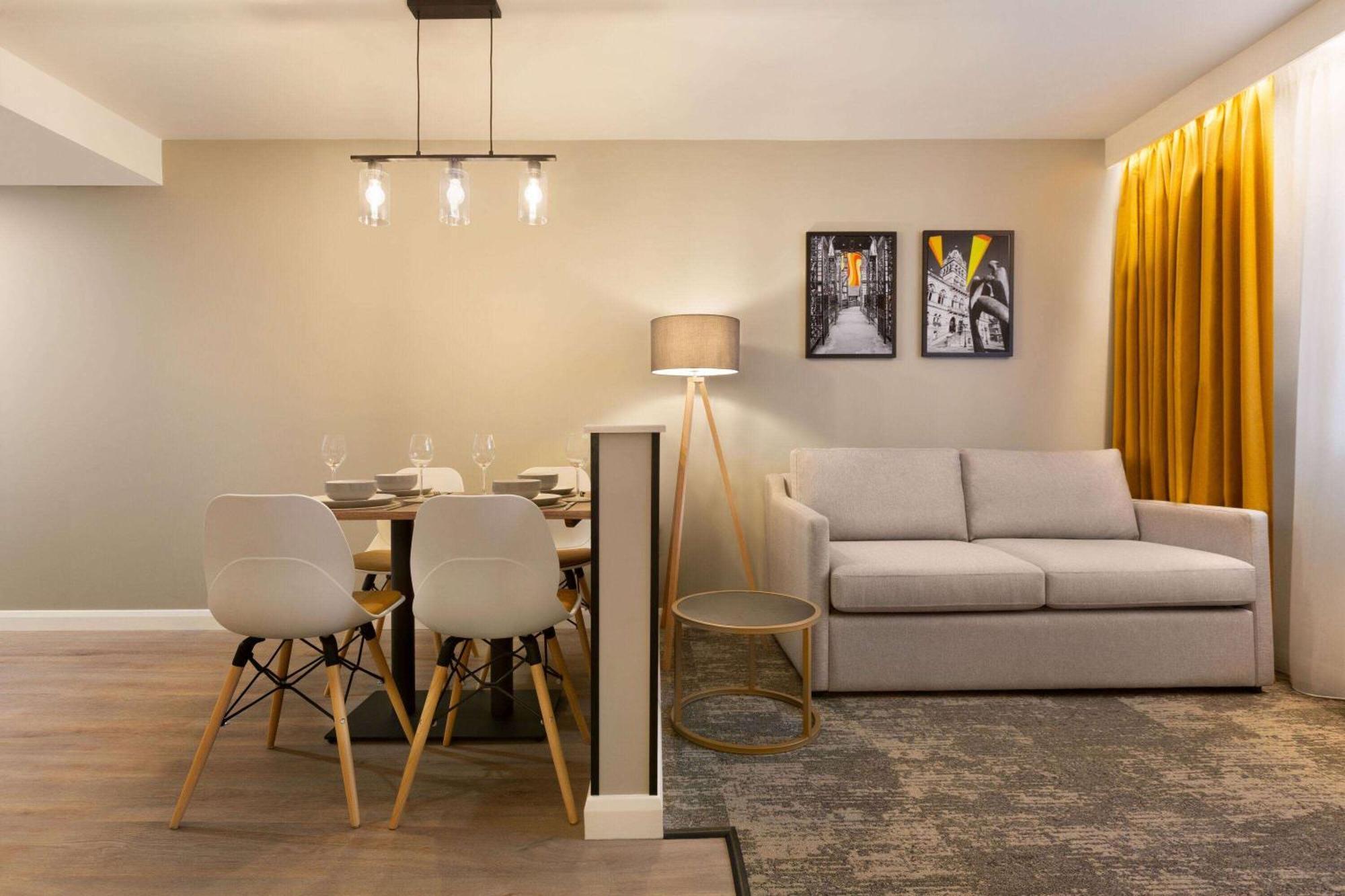 Super 8 By Wyndham Chester East Extérieur photo