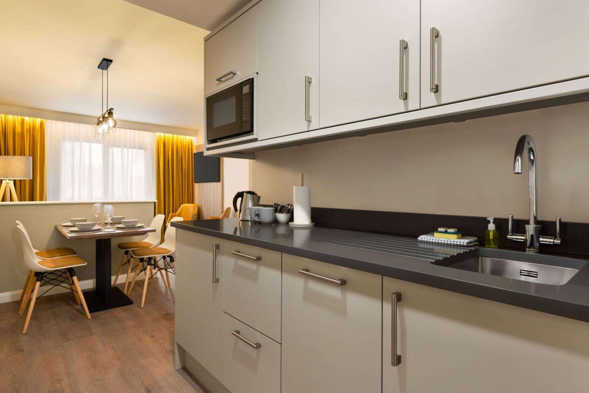 Super 8 By Wyndham Chester East Extérieur photo