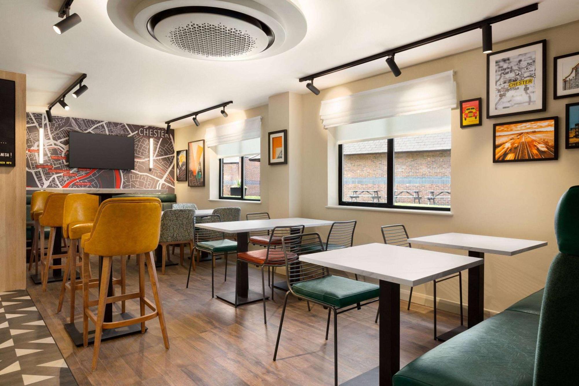 Super 8 By Wyndham Chester East Extérieur photo