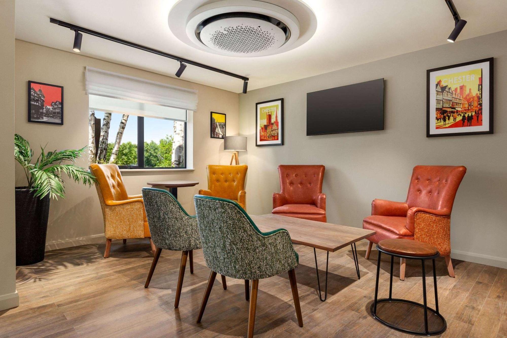 Super 8 By Wyndham Chester East Extérieur photo