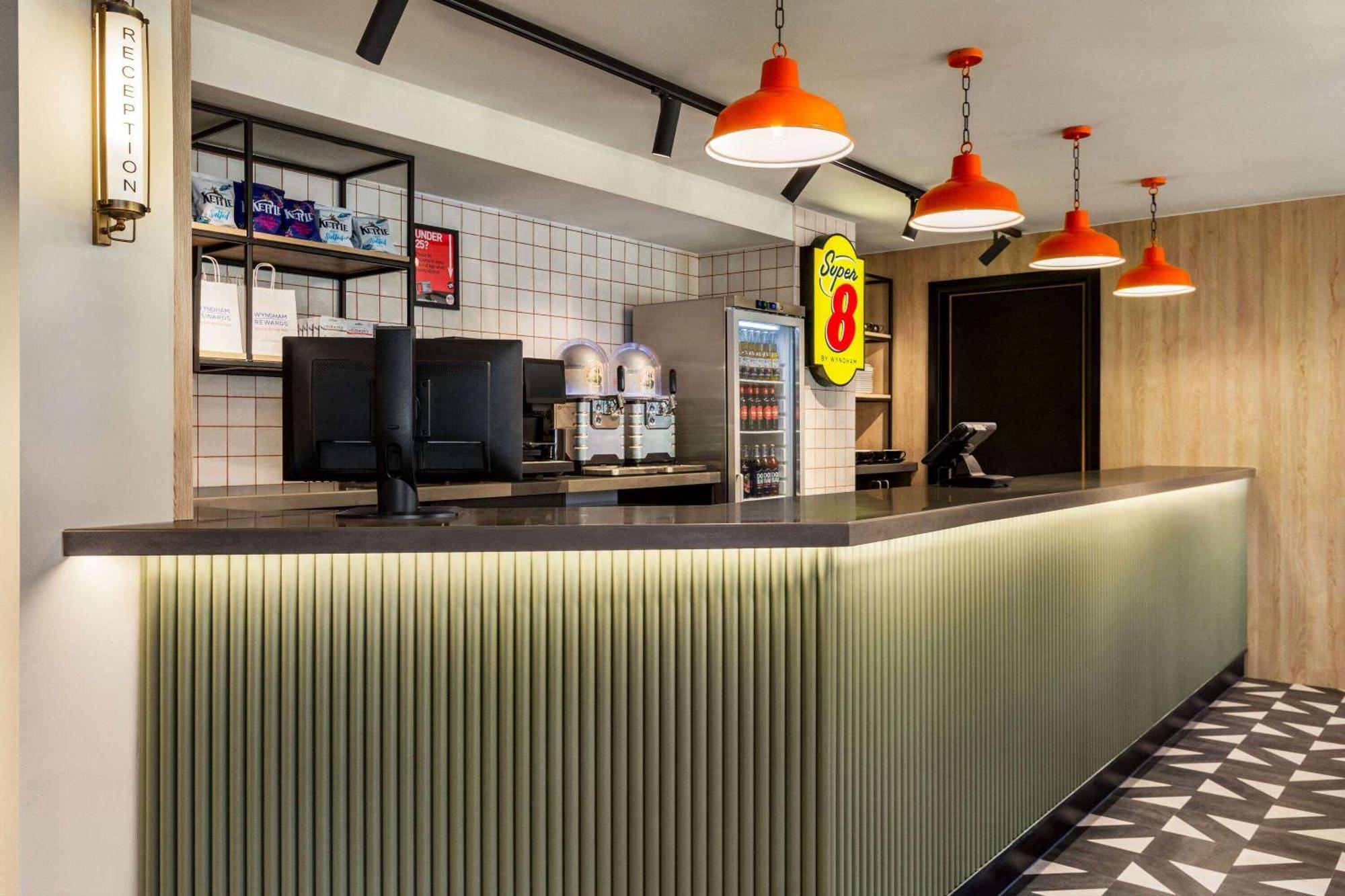 Super 8 By Wyndham Chester East Extérieur photo