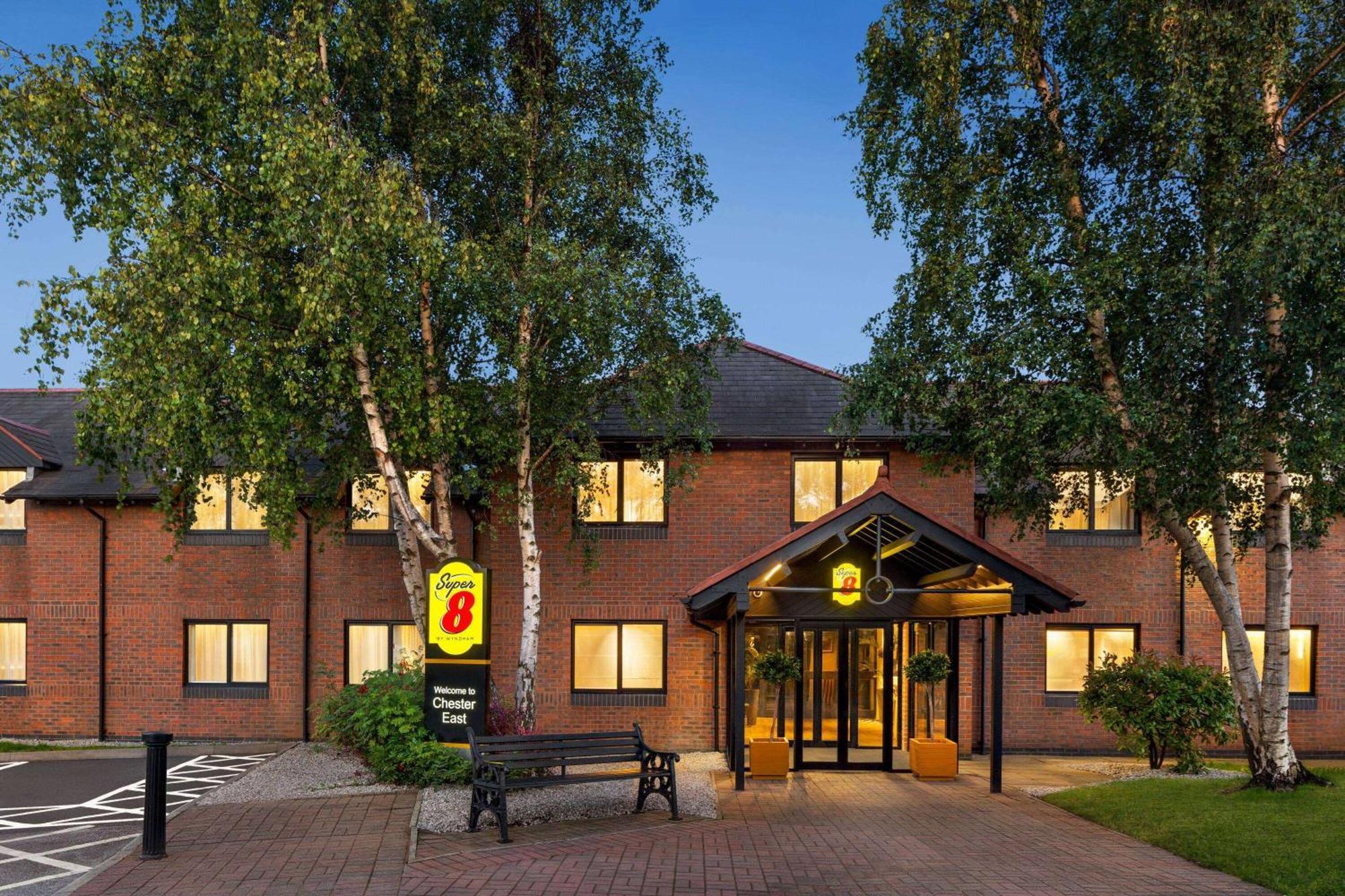 Super 8 By Wyndham Chester East Extérieur photo