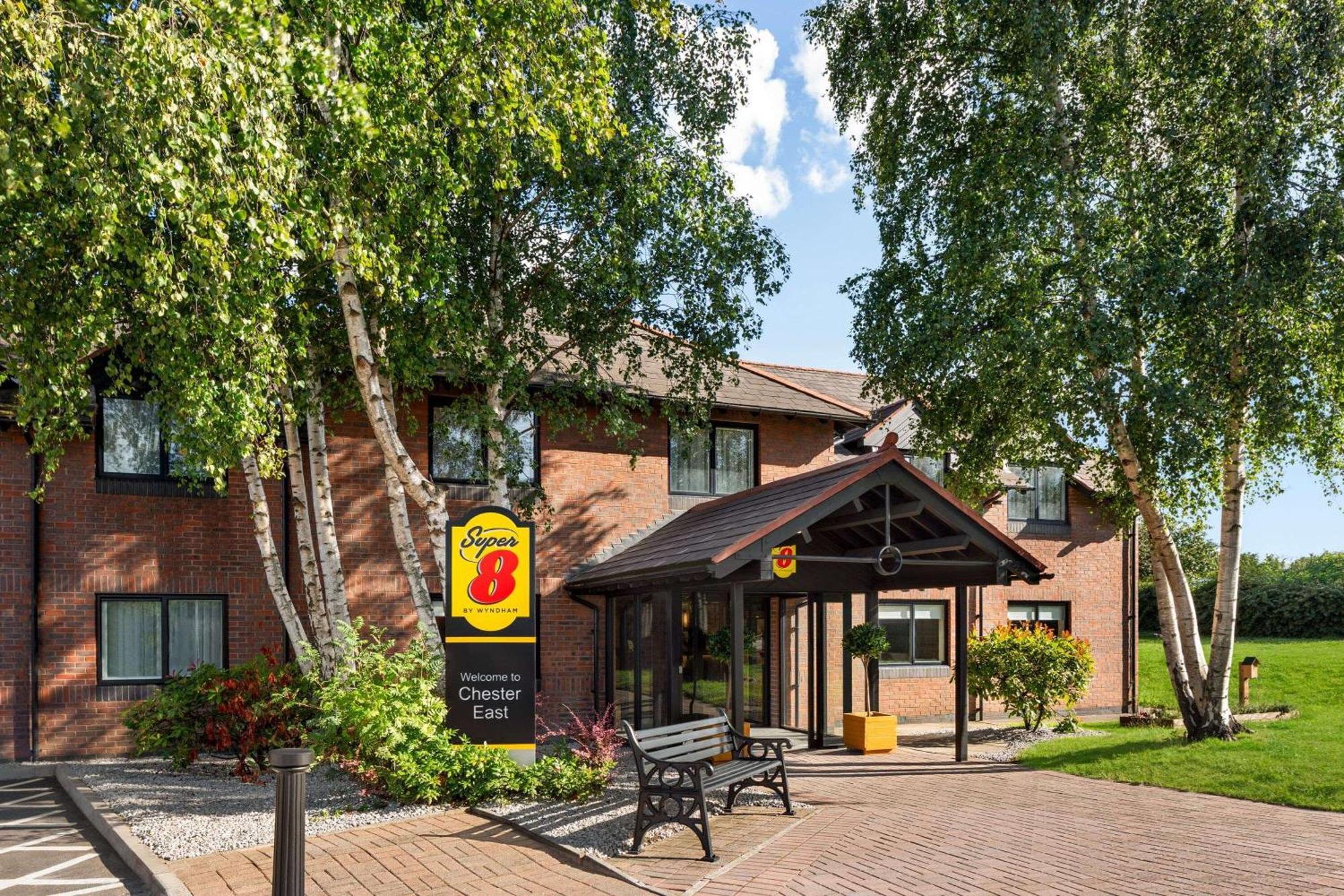 Super 8 By Wyndham Chester East Extérieur photo