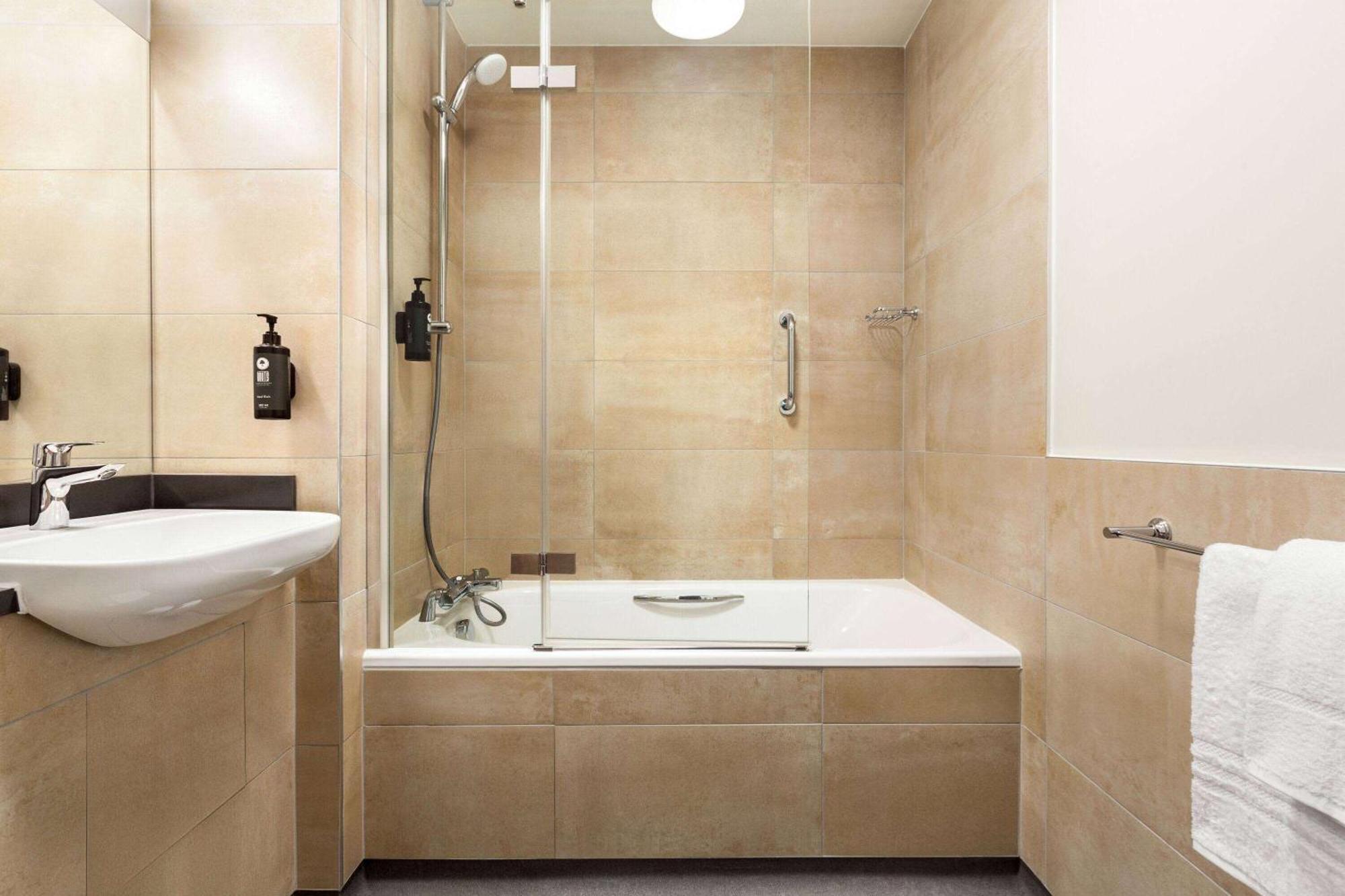 Super 8 By Wyndham Chester East Chambre photo