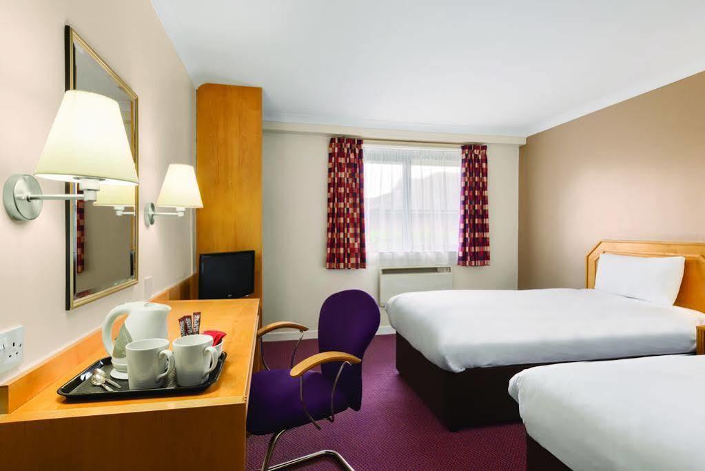 Super 8 By Wyndham Chester East Extérieur photo