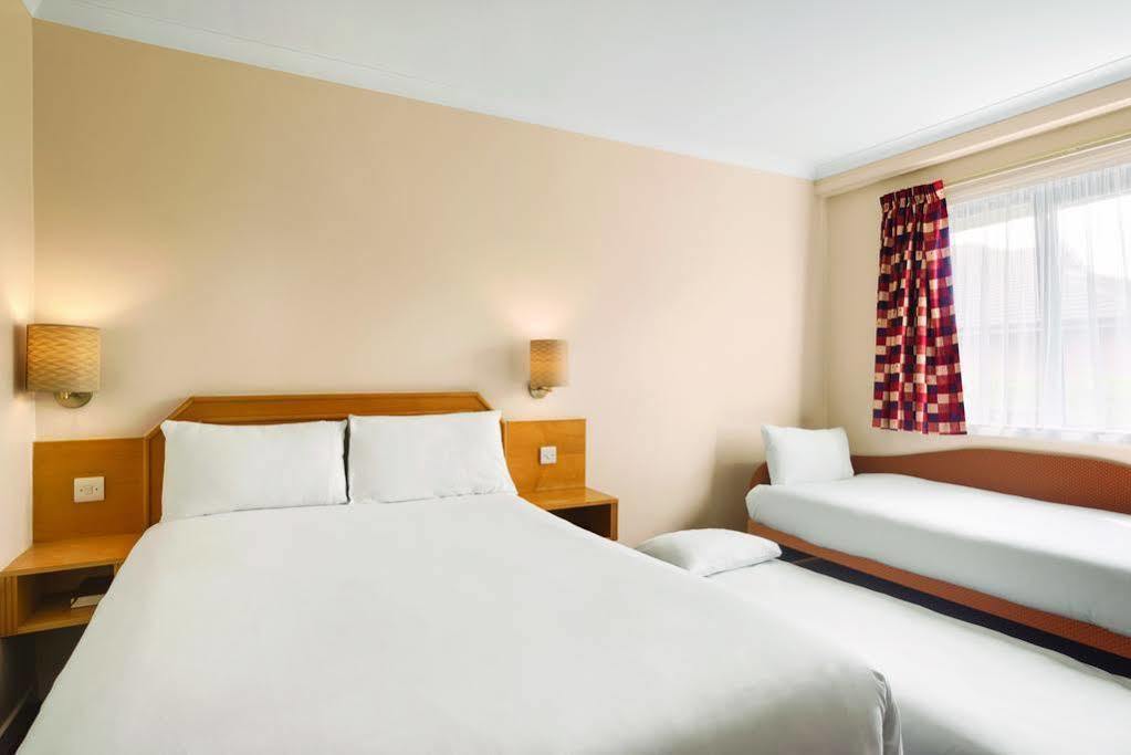 Super 8 By Wyndham Chester East Extérieur photo