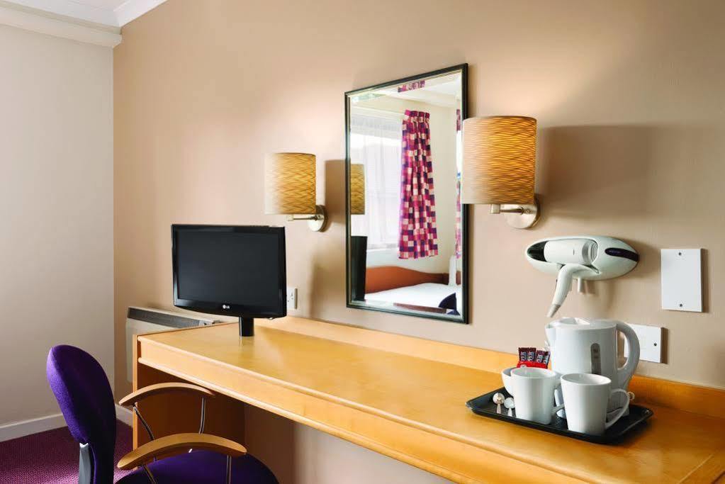 Super 8 By Wyndham Chester East Extérieur photo