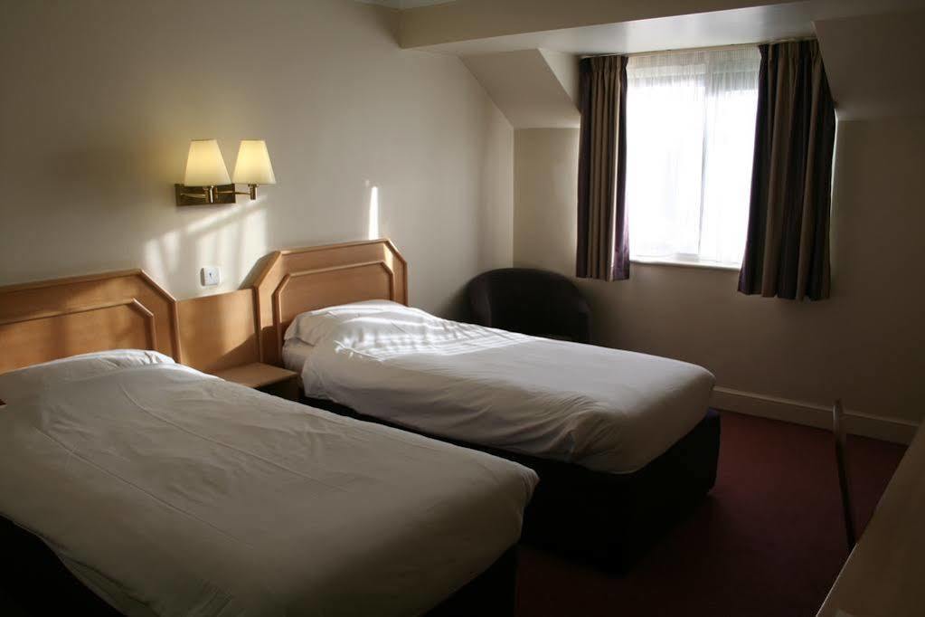 Super 8 By Wyndham Chester East Extérieur photo
