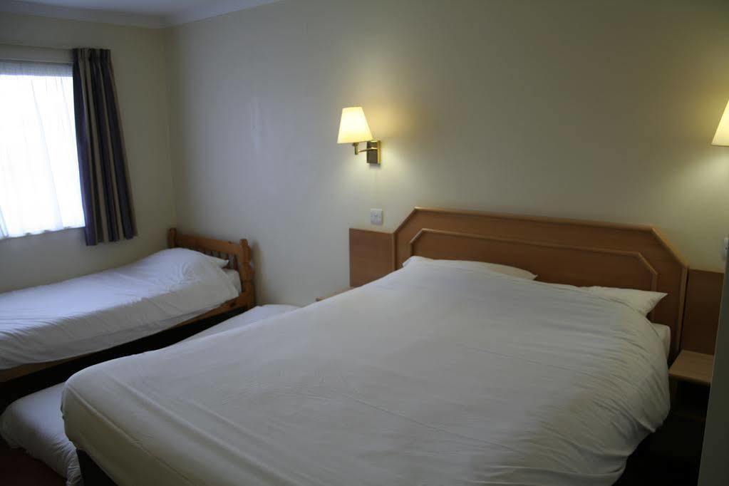 Super 8 By Wyndham Chester East Extérieur photo