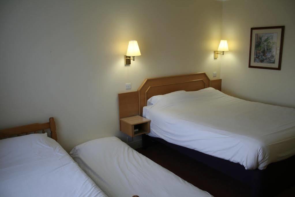 Super 8 By Wyndham Chester East Extérieur photo