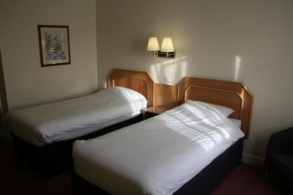 Super 8 By Wyndham Chester East Extérieur photo