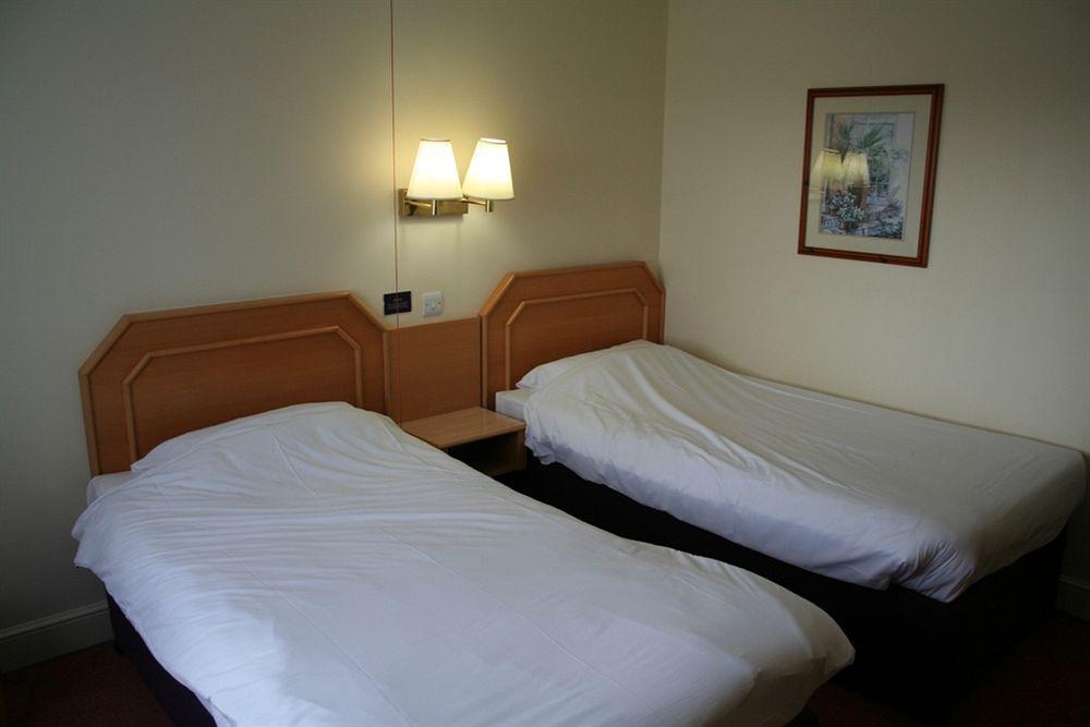 Super 8 By Wyndham Chester East Extérieur photo